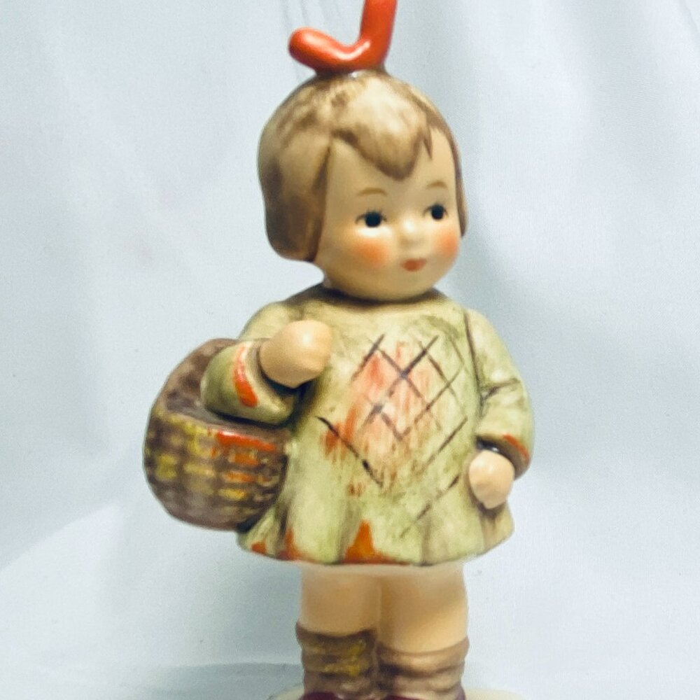 VNTG Goebel Hummel "I Brought You A Gift" #479 TMK-7 M. I. Hummel Club 4" Figure